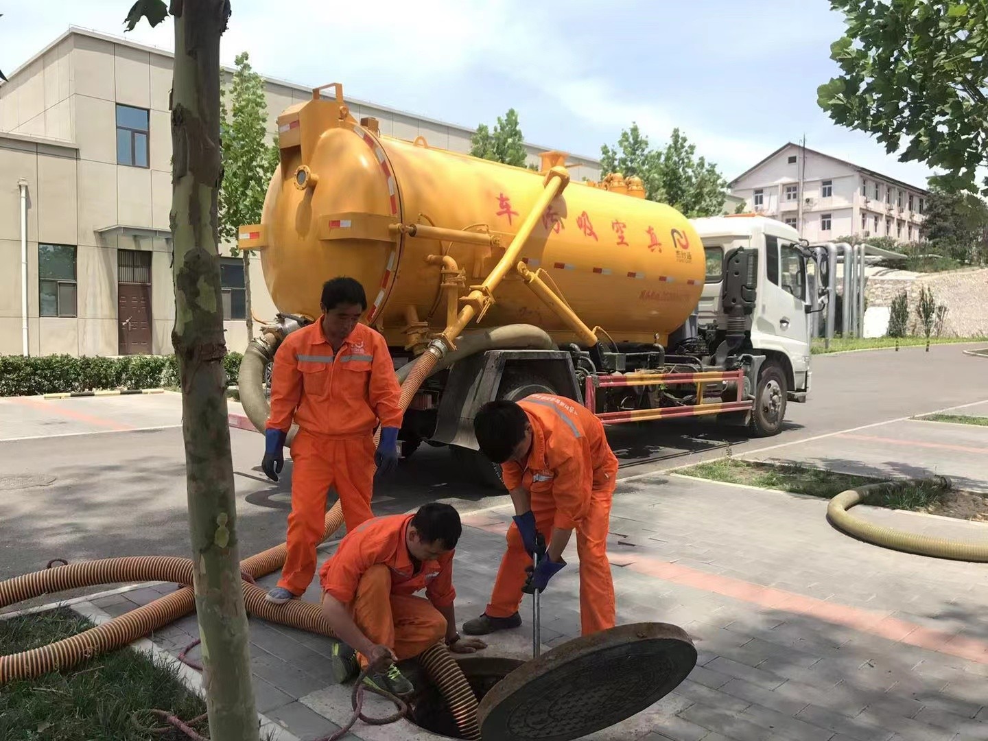 曲阳管道疏通车停在窨井附近