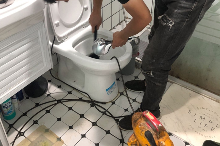 曲阳马桶堵塞自己疏通还是找师傅？专业上门服务让你省时更省心